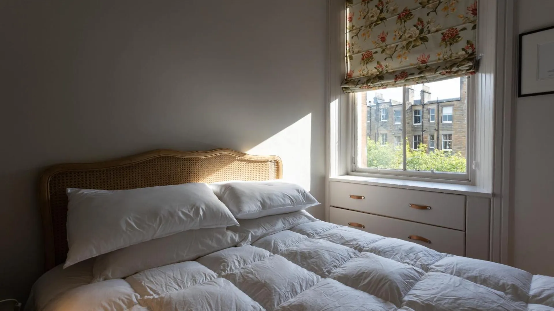 Gorgeous 4 Bed Apartment Right Beside The Meadows Edinburgh