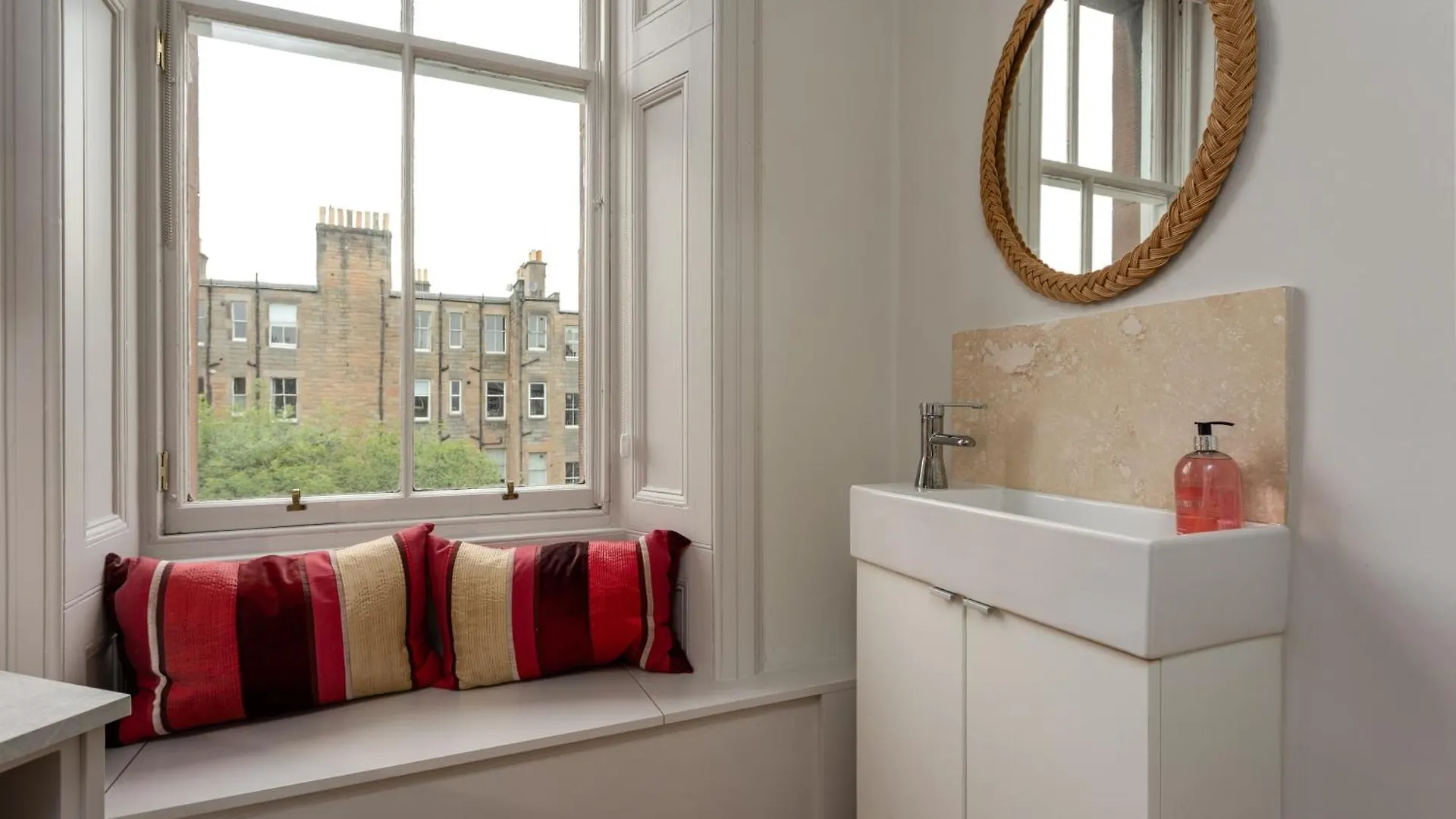 Gorgeous 4 Bed Apartment Right Beside The Meadows Edinburgh
